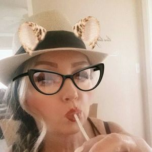 Meet your Posher, Lorraine